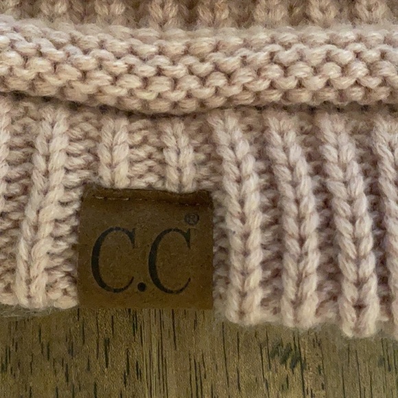 C&C gorgeous knitted beanie/skull cap. Beautiful and so chic!! - Picture 2 of 3